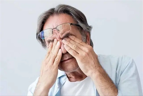 
</p><p>此外，眼睛的突发性眩晕或失去平衡感，也是一种需要警惕的症状。很多人在经历长时间的疲劳后，容易出现头晕、眼花的情况，<strong><span>这通常是因为疲劳过度或血糖波动引起的。</span></strong></p><p>然而，如果你的头晕伴随有眼球转动困难或无法正常聚焦，且持续时间较长，这很可能是大脑供血出现问题的信号。</p><p><strong><span>大脑供血不足可能会导致视力异常，</span></strong>同时引发平衡失调，增加摔倒和受伤的风险。</p><p>
<img src=